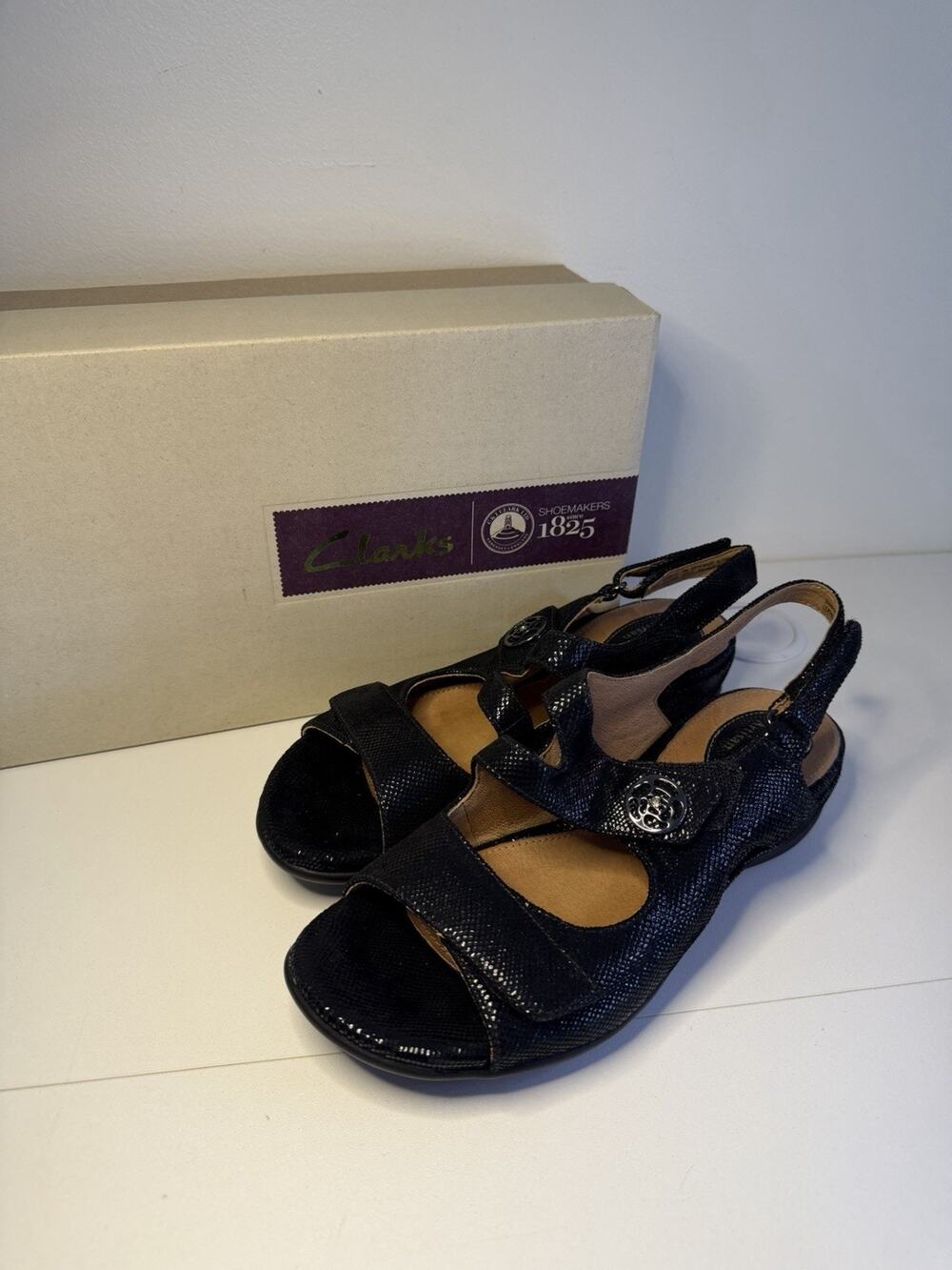 NWB Clarks Artisan Textured Leather BLACK Strappy Sandals Size 7 M Ankle Strap